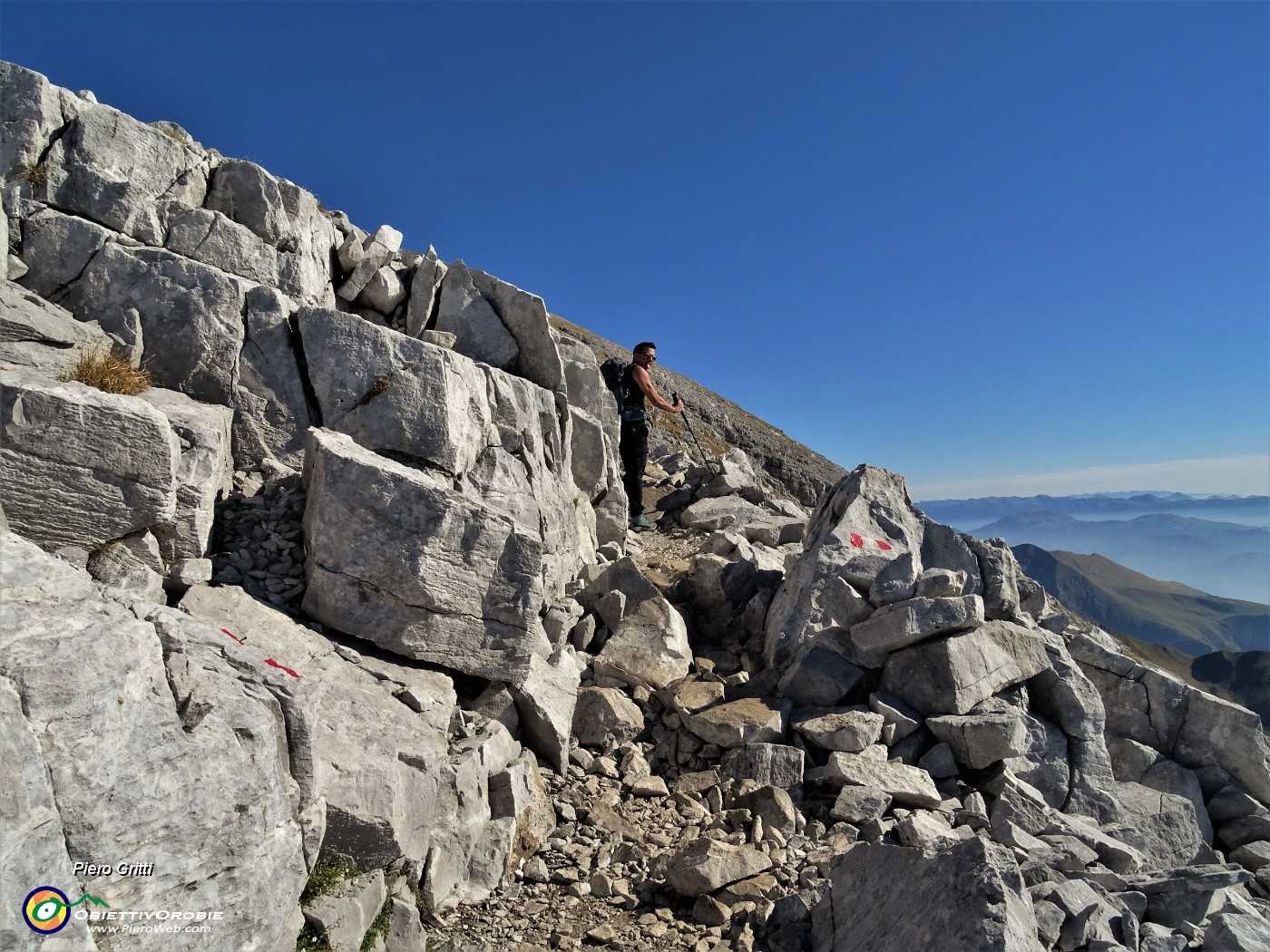 30 Sentiero tra pietre e rocce.JPG